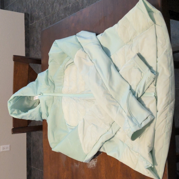 NWT Lululemon Down For it All Jacket (10) - Picture 6 of 9